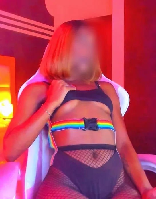 Simone, 25